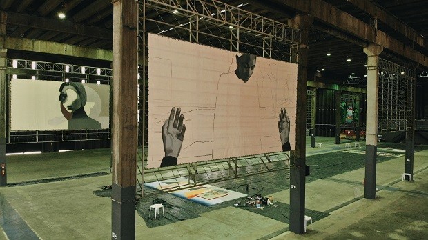 São Paulo tem exposição de arte com drive thru em galpão de 8 000 m²