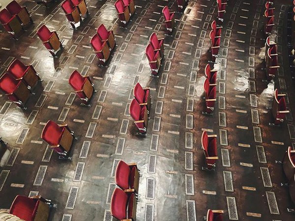 Teatros reabrem na Europa com novas regras