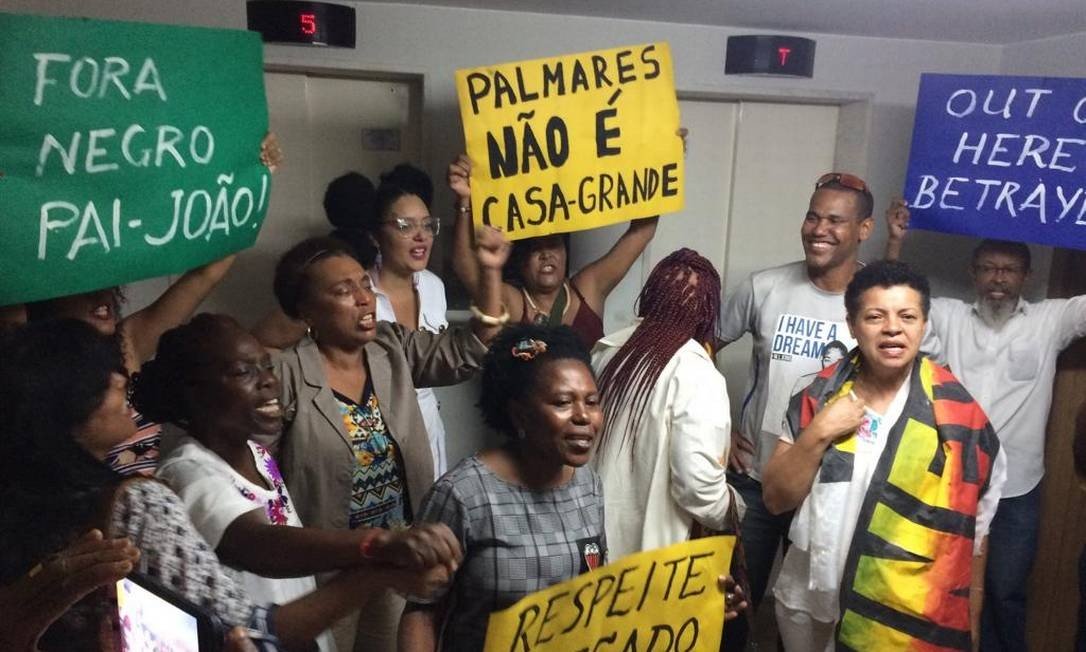 Lideranças do movimento negro protestam na Fundação Palmares contra novo presidente da casa