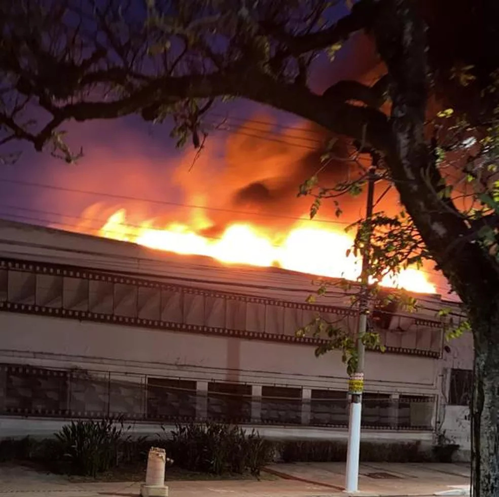Bombeiros controlam incêndio em galpão da Cinemateca Brasileira na Vila Leopoldina, Zona Oeste de SP; veja vídeos
