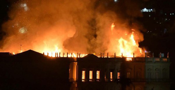 Cena do Museu Nacional no Rio de Janeiro em chamas em 2018.