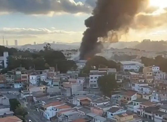 Incêndio em Taboão da Serra atinge galpão com obras de arte de grandes galerias