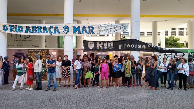 Museu de Arte do Rio, que corre o risco de fechar, recebe abraço simbólico