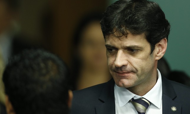 Bolsonaro deve demitir ministro do Turismo ainda hoje