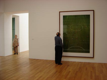 Fernando Cocchiarale examina obra do Kunstmuseum de Bonn