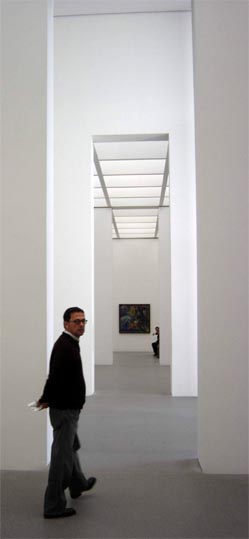 Marcelo Araújo flanando pela Nova Pinacoteca de Munique
