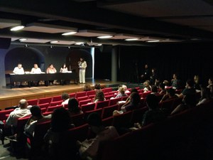 Isabella Nunes (diretora Daros) - Na mesa: concinnitas / arte ensaios/ ars/ malasartes e gávea Isabella Nunes (diretora Daros) - Na mesa: concinnitas / arte ensaios/ ars/ malasartes e gávea