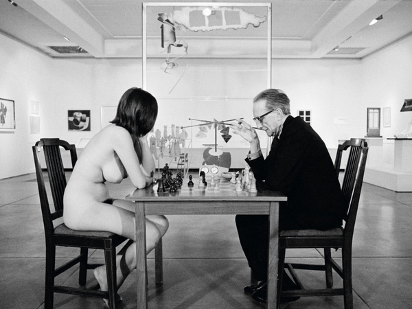 Marcel Duchamp jogando xadrez com Eve Babitz 1963