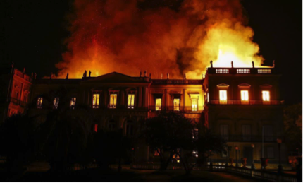 museu nacional queimando