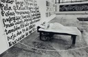 ben vautier dorme na inauguração da 17a bienal 1983