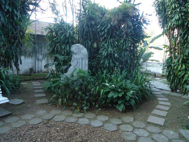 Jardim interno do museu, com reproduções de esculturas de Lasar Segall ( foto Sérgio Guerini.)