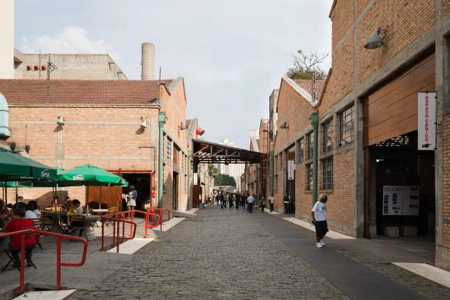 Rua interna e os galpões culturais do SESC Pompeia. ( foto Creative Commons )