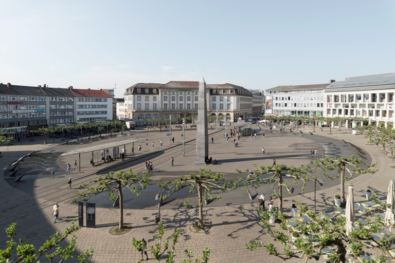 Königsplatz durante a documenta 14 em Kassel 2017, Olu Oguibe: „Monumento aos Estranhos e aos Refugiados“ (2017)