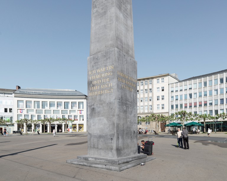 Königsplatz durante a documenta 14 em Kassel 2017, Olu Oguibe: „Monumento aos Estranhos e aos Refugiados“ (2017). 
