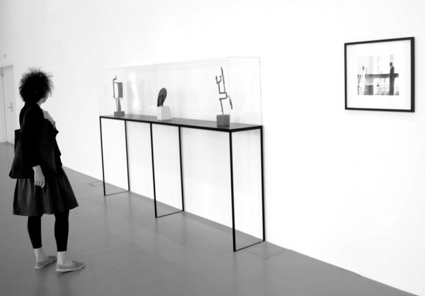 Esculturas de Julio González apresentadas ao lado de fotografia que registra a apresentação da obra na segunda documenta de Kassel em 1959.