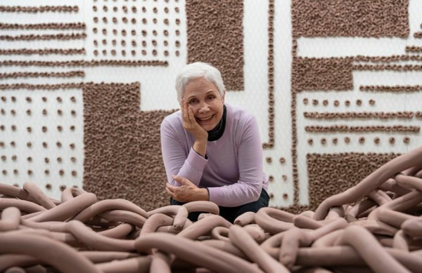 Anna Maria Maiolino recebe Leão de Ouro na 60ª Bienal de Arte de Veneza