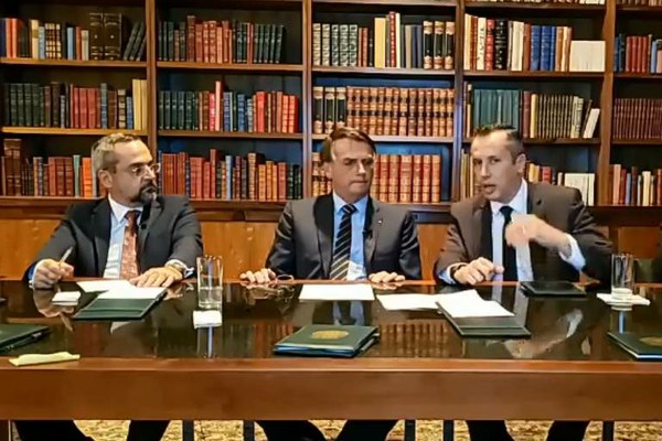 Ao lado de Bolsonaro, Alvim anuncia editais de cultura para rever a história do Brasil