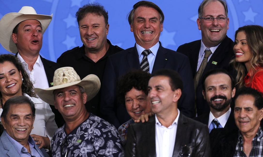 Bolsonaro encontra sertanejos, Dedé Santana e ouve pedido pelo fim da meia-entrada