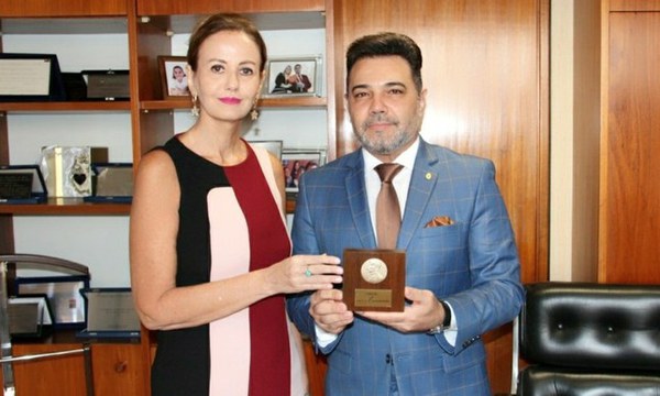 Feliciano é condecorado por afilhada na Casa de Rui Barbosa