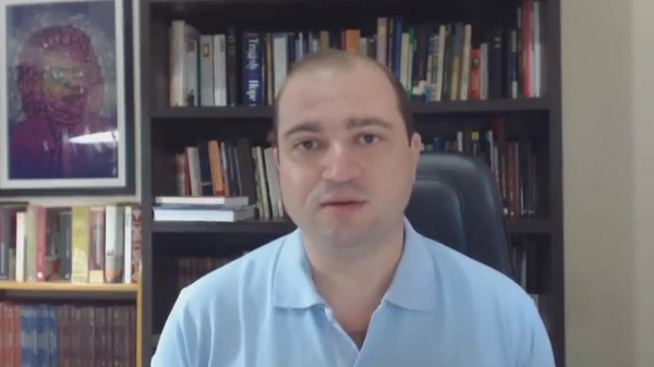 Maestro demitido quando Regina Duarte assumiu Cultura é reconduzido para presidir Funarte
