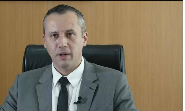 'Vou provar que estou bem da cabeça', diz Roberto Alvim em resposta a Olavo de Carvalho