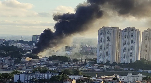 Incêndio destrói obras de arte em galpão com peças de principais artistas do país