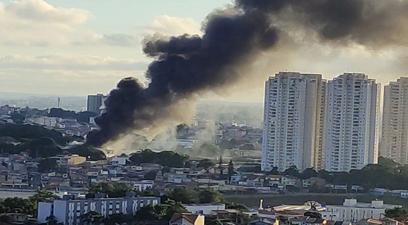 Incêndio destrói obras de arte em galpão com peças de principais artistas do país
