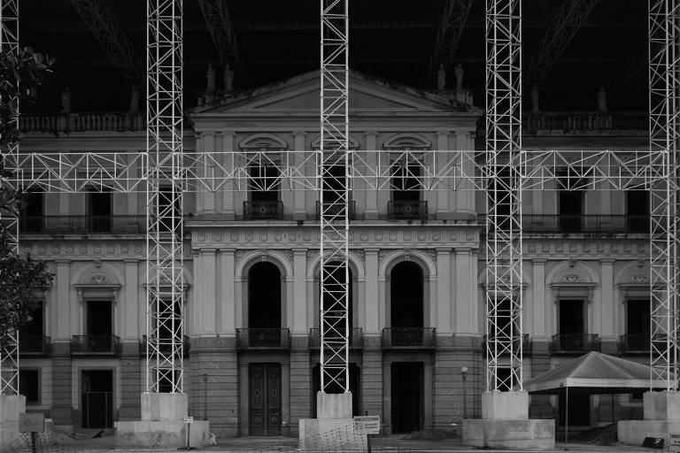 Traduzir tragédia do Museu Nacional em beleza é desafio para fotógrafo