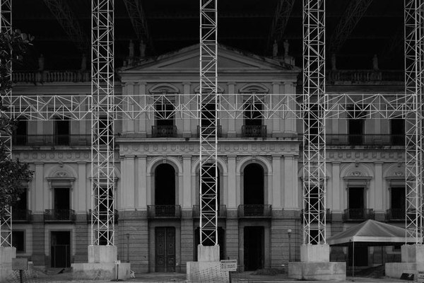 Traduzir tragédia do Museu Nacional em beleza é desafio para fotógrafo