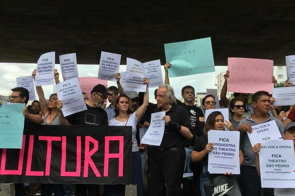 Manifestantes protestam contra cortes em museus e orquestras estaduais de SP
