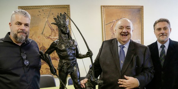 PREFEITO DE CURITIBA TORRA R$ 6 MILHÕES EM ESCULTURAS QUE PODERIAM CUSTAR DEZ VEZES MENOS