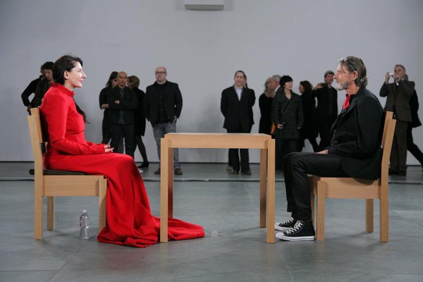 Morre Ulay, que viveu relação simbiótica com Marina Abramovic, aos 76 anos