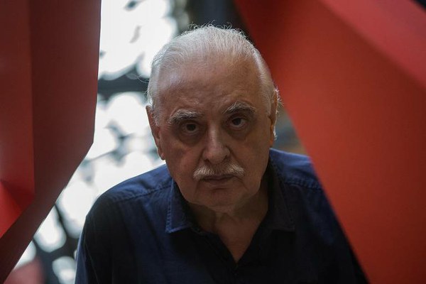 'Bolsonavírus-22' não mata, mas imbeciliza, afirma o artista Augusto de Campos
