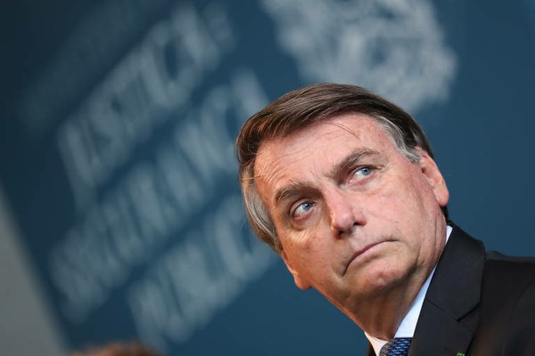 Bolsonaro suspende Lei Rouanet para artistas de cidades que adotaram medidas restritivas