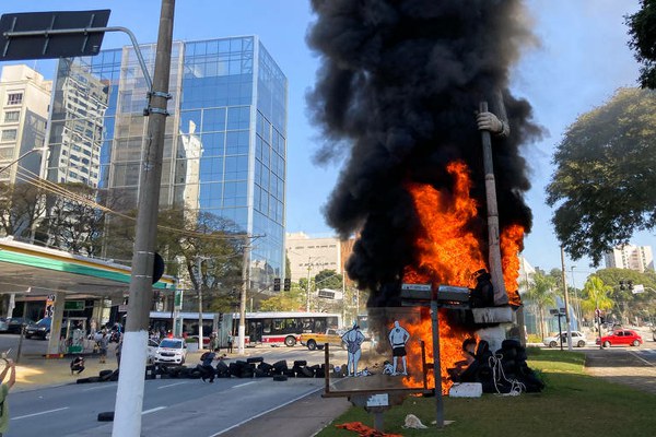Fogo na estátua chama a atenção para os novos Borba Gatos que atacam os indígenas