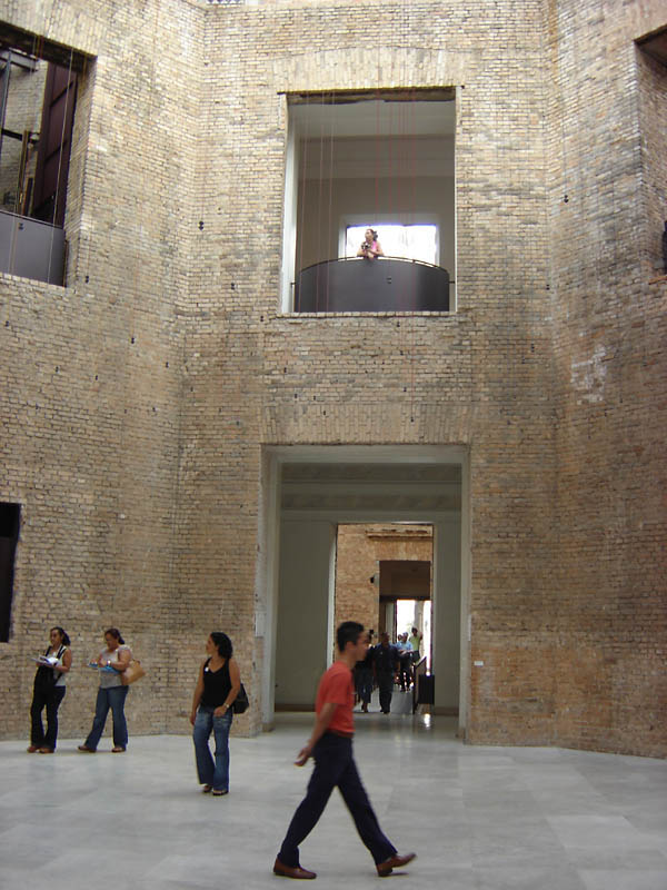 Octógono da Pinacoteca com ponte ao fundo