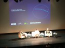 Foto da 1º palestra com Waltercio Caldas, Paulo Sérgio Duarte e mediação de Daniel Rangel