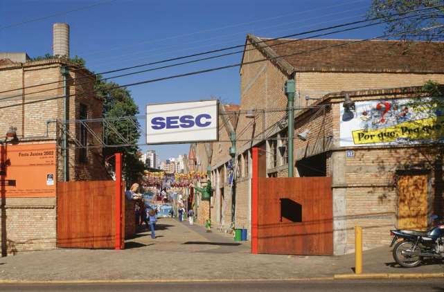Fachada na Rua Clélia - SESC Pompeia - ( foto Nelson Kon )