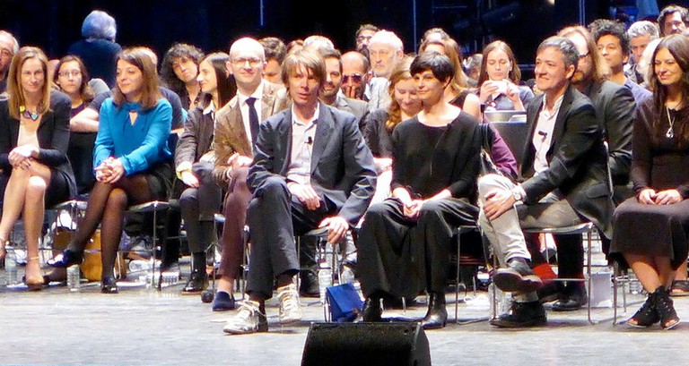 Diretor artístico da documenta 14 Adam Szymczyk cercado pelo seu time. 