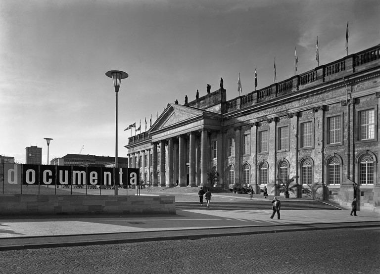 01_Museum Fridericianum mit Schriftzug der ersten documenta.jpg