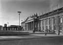 01_Museum Fridericianum mit Schriftzug der ersten documenta.jpg