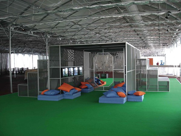 Você gostaria de participar de uma experiência artística?; 1994-2007, 20 objetos de aço pintado em circulação pela América Latina, África e Europa; 